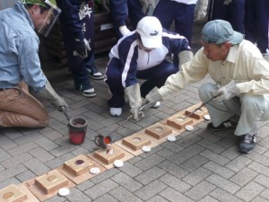 【中１・技術家庭科】「銅鏡」の鋳込みを行いました