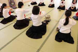 茶道部　午前日課なので午後からの部活です