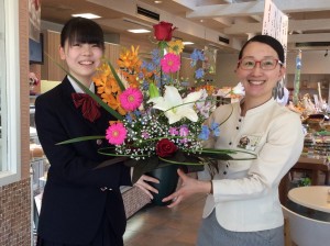 華道部：お菓子屋さんへ　フラワーアレンジをお届けしました