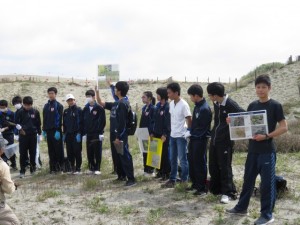 浜松南校の生物部の方々から、外来植物についての説明がありました。