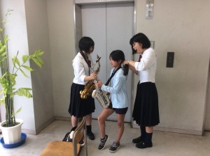 高校生のお姉さんが優しくアドバイスします。