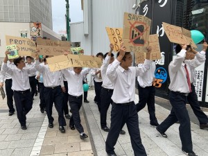 生徒がグローバル気候マーチを市内で実施