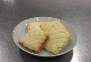 食パンで作ったメロンパン！　
簡単ですがとても美味しく出来ました♪