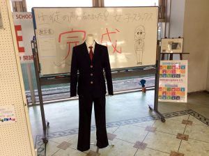 来年度より女子制服にスラックスを導入します（制服選択制）