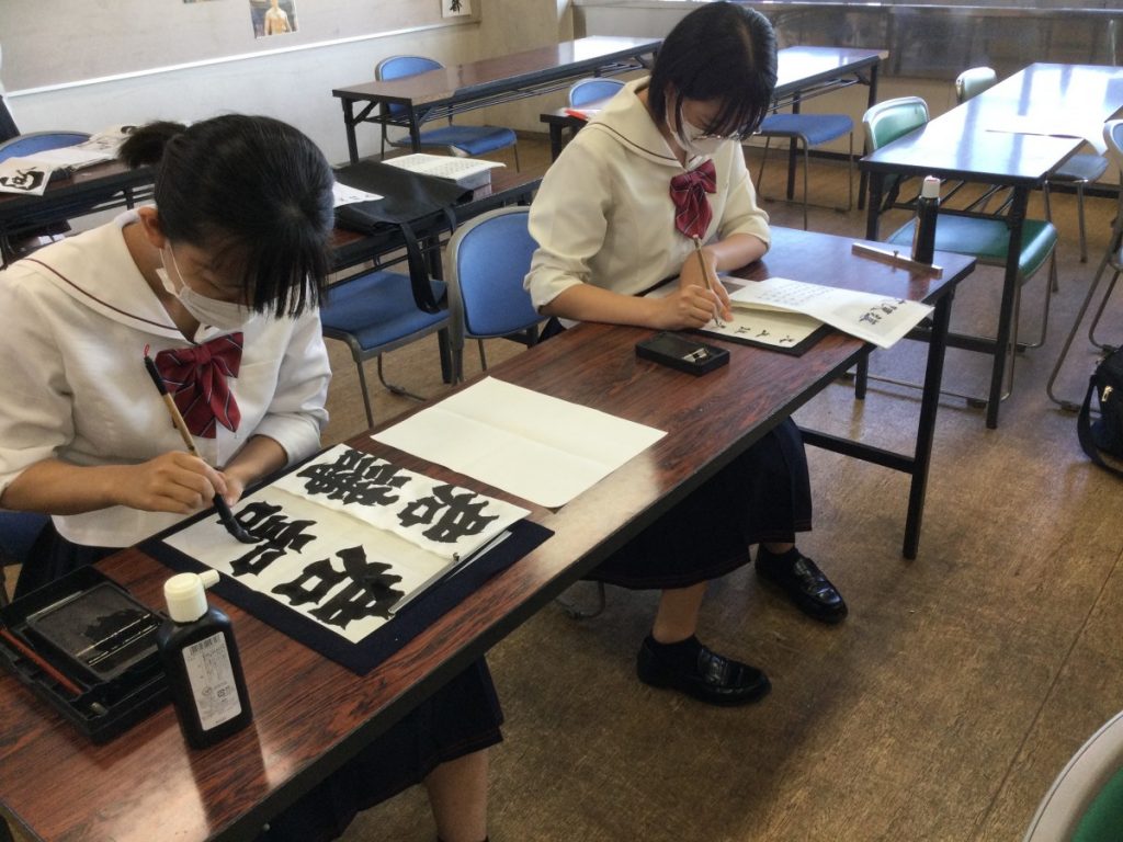 書道部：２名が全国で第２位の賞を受賞！