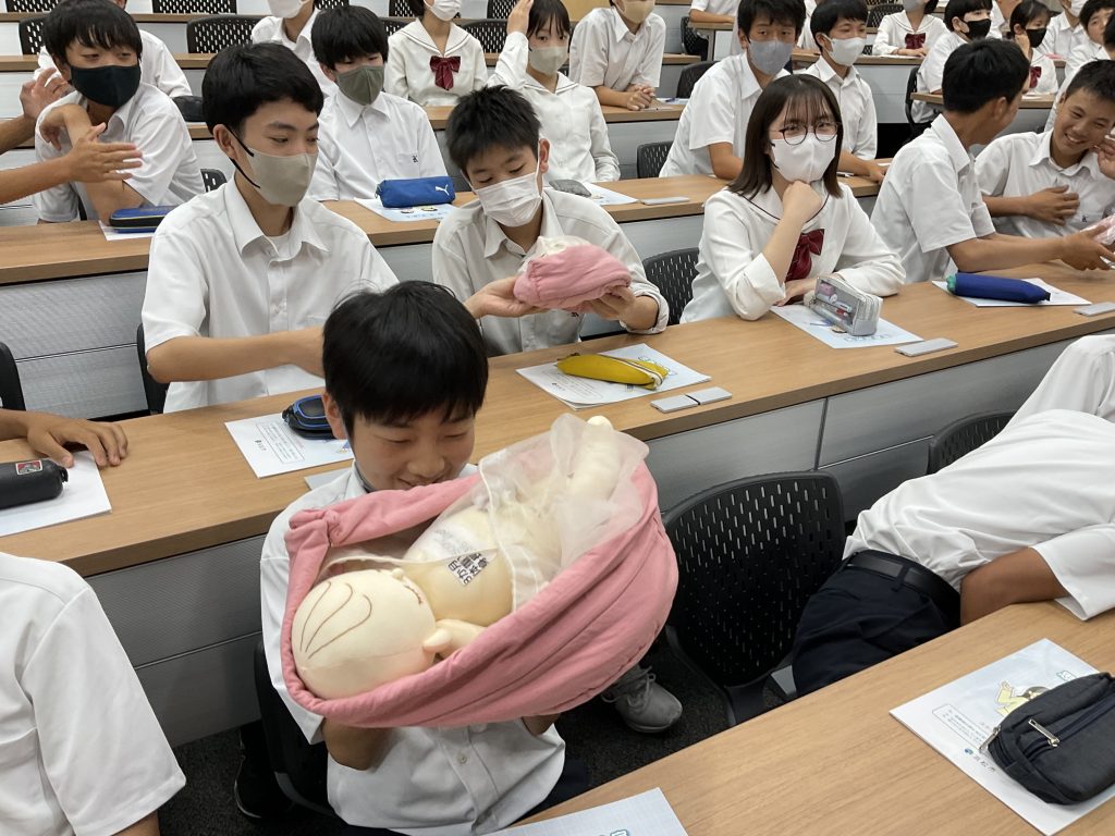 中学2年生　思春期教室を行いました